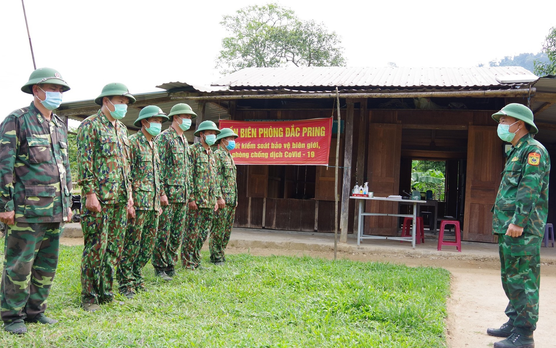 Đại tá Nguyễn Bá Thông – Chỉ huy trưởng BĐBP tỉnh giao nhiệm vụ cho lãnh đạo Đồn Biên phòng Đắc Pring và CBCS đang cắm chốt tại thôn Pêtapoóc. Ảnh: HUỲNH CHÍN
