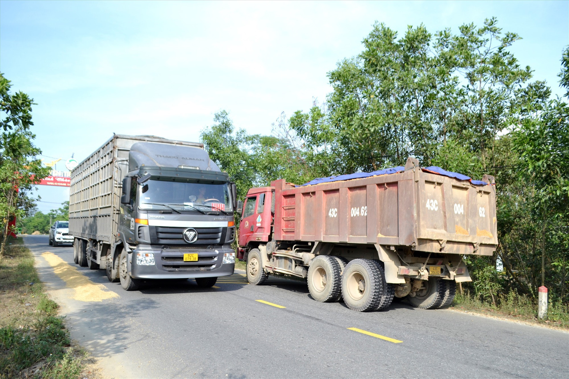Đoạn qua nhau giữa Phú Ninh với Tiên Phước có đông ô tô tải qua lại. Ảnh: CT