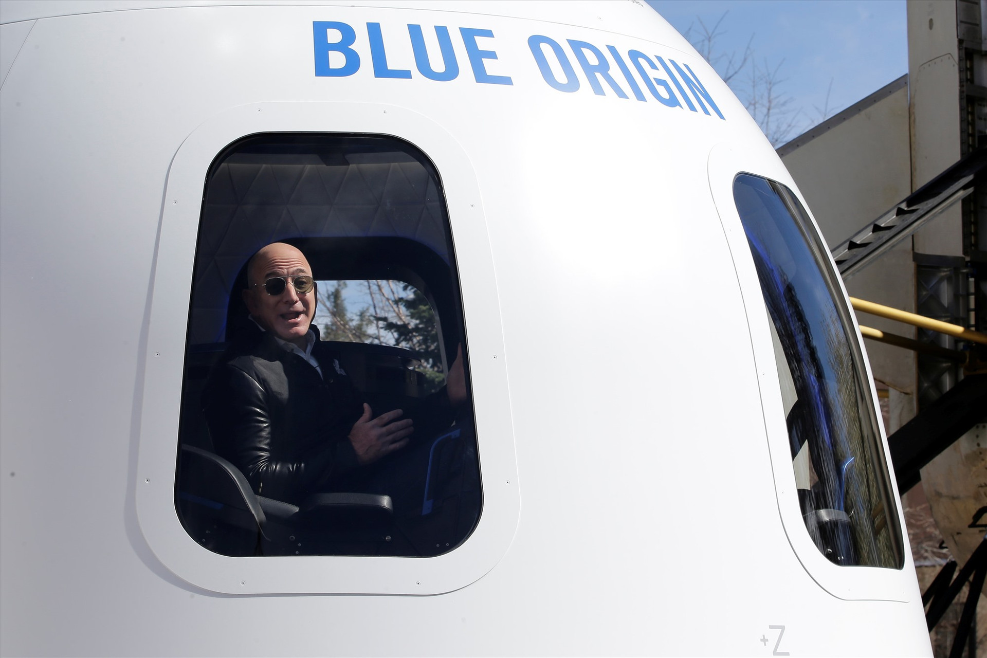 Tỷ phú Jeff Bezos bên trong con tàu vũ trụ New Shepard. Ảnh: Reuters