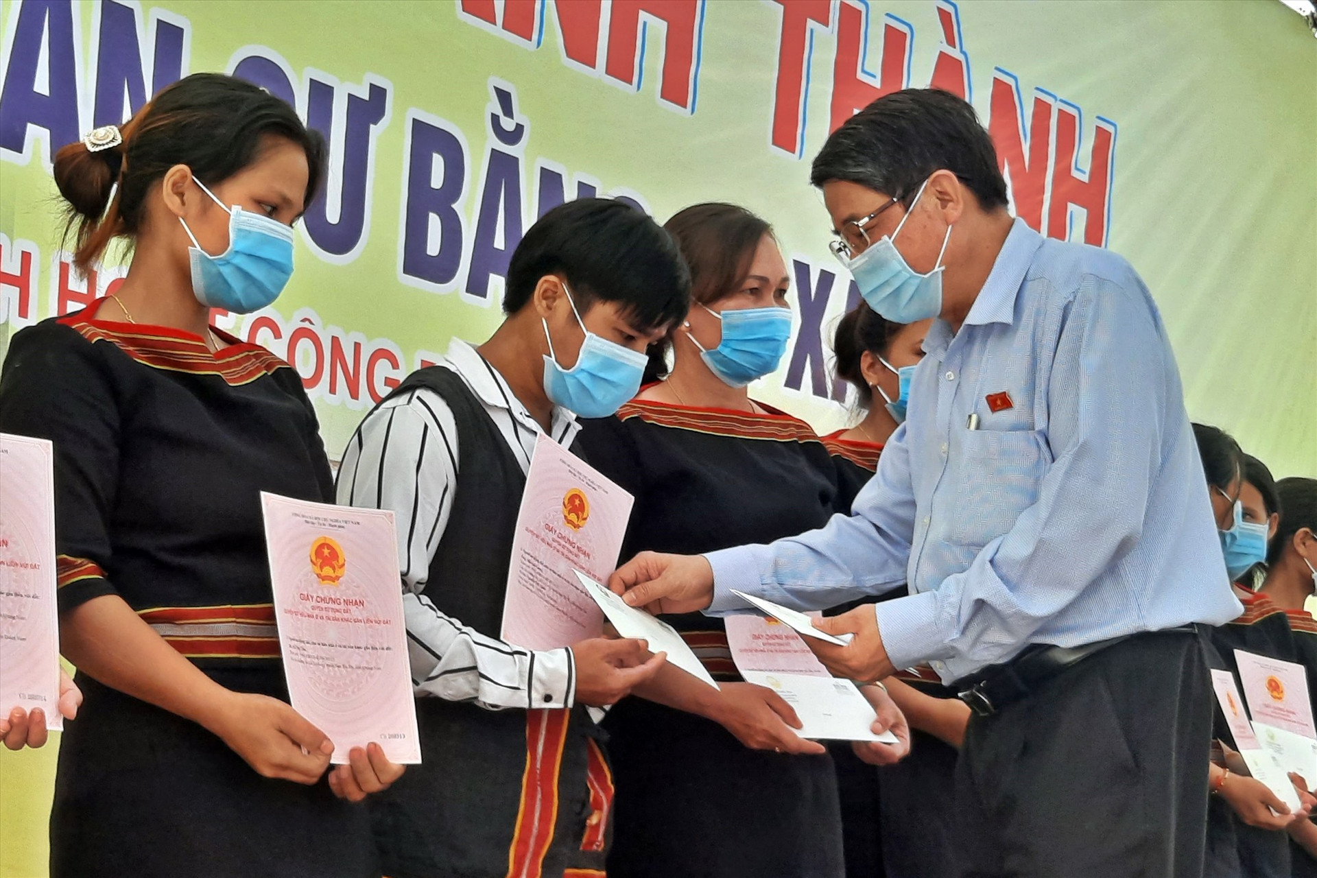 Phó Chủ tịch Quốc hội Nguyễn Đức Hải tặng quà cho người dân khu dân cư Bằng La