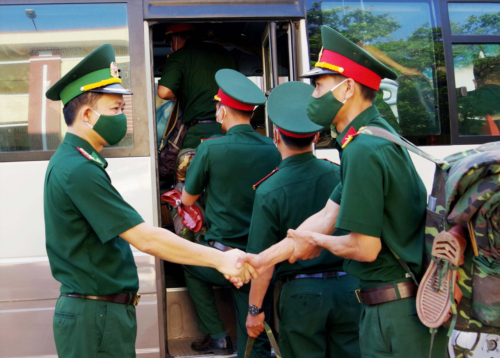 Đại diện lãnh đạo Bộ Chỉ huy BĐBP Quảng Nam tiễn các chiến sĩ lên đường. Ảnh: N.A