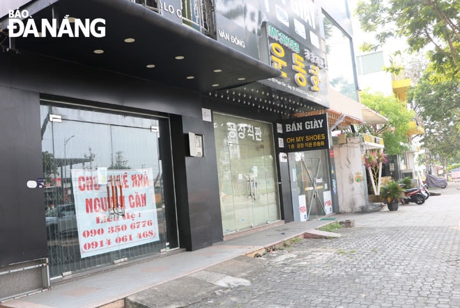 Nhiều vị trí mặt bằng “đắc địa” bị bỏ trống, không có người thuê. Trong ảnh: Một số cửa hàng dừng kinh doanh, trả mặt bằng trên tuyến đường Phạm Văn Đồng. Ảnh: VĂN HOÀNG.