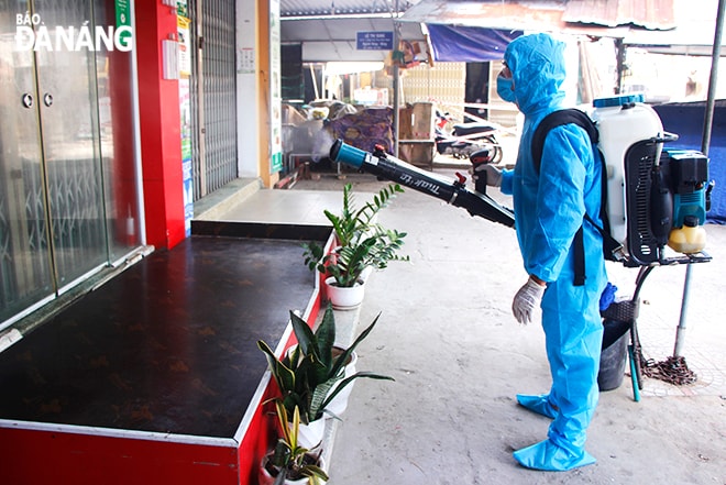 Sau khi xét nghiệm cho tiểu thương và người dân, Trung tâm Y tế quận Sơn Trà tổ chức phun khử khuẩn toàn bộ chợ Phước Mỹ và một số khu vực lân cận chợ. Ảnh: XUÂN DŨNG