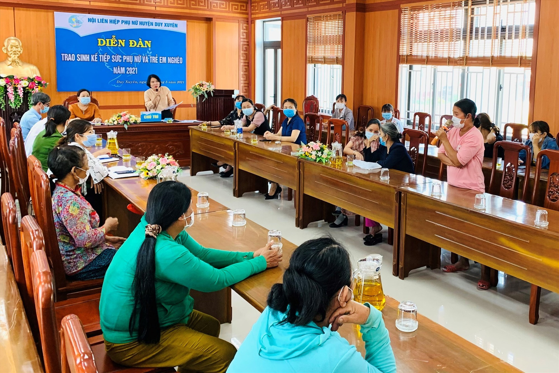Lãnh đạo Hội LHPN huyện Duy Xuyên trao đổi với hội viên phụ nữ nghèo tại diễn đàn. Ảnh: T.L