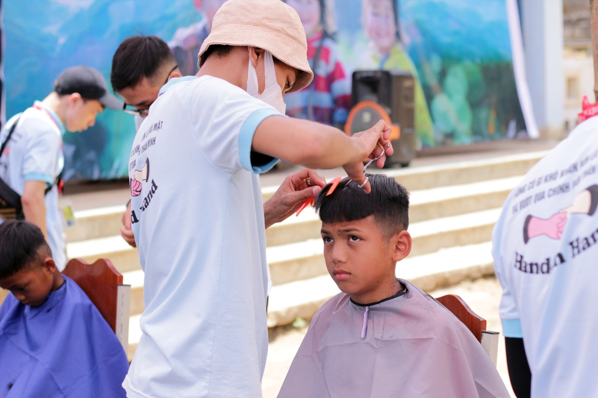 Cắt tóc cho học sinh tại điểm trường xã Trà Giác