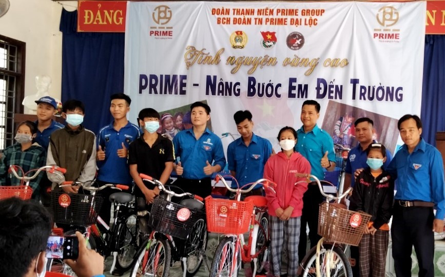 Đoàn thiện nguyện trao xe đạp cho học sinh khó khăn của xã Cà Dy. Ảnh: Đ.N