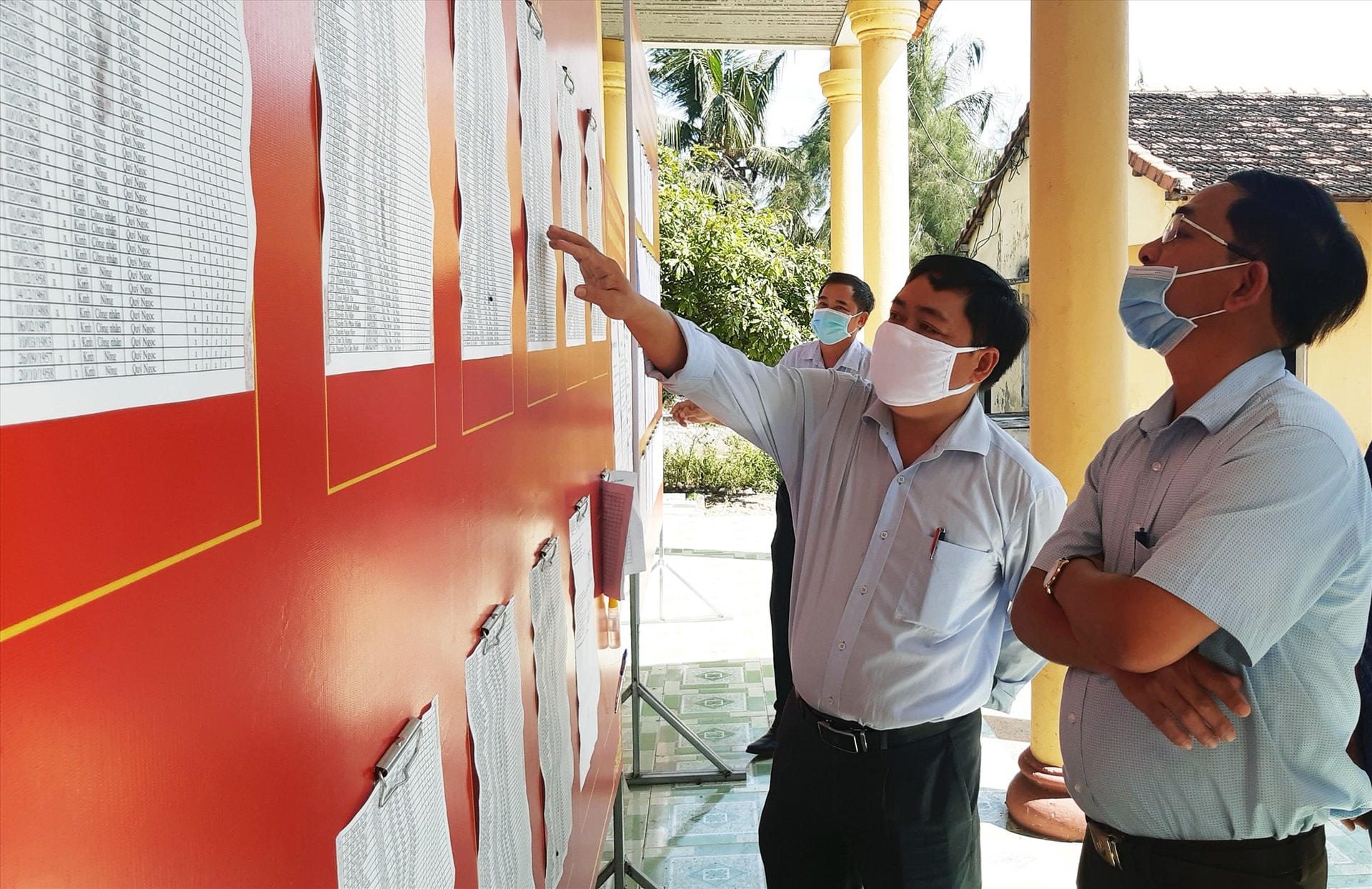 Lãnh đạo thành phố Tam Kỳ kiểm tra công tác chuẩn bị bầu cử trên địa bàn xã Tam Phú.