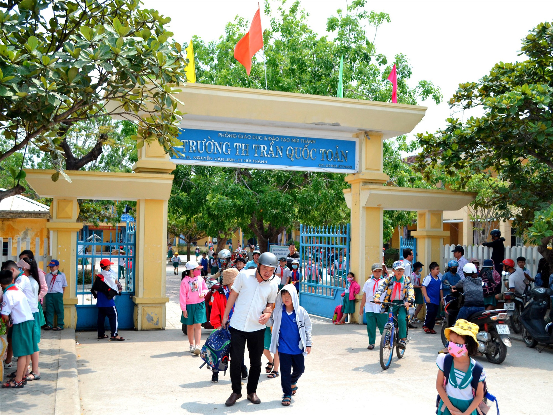 Giờ tan học tại cổng một trường tiểu học ở thị trấn Núi Thành đã thông thoáng hơn trước (ảnh chụp trước khi dịch Covid-19 bộc phát trở lại). Ảnh: C.T