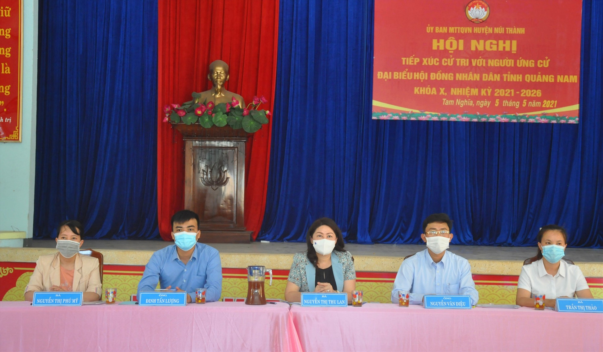 5 ứng cử viên đại biểu HĐND tỉnh đơn vị bầu cử số 20 gặp gỡ, trao đổi với cử tri xã Tam Nghĩa chiều ngày 5.5. Vào