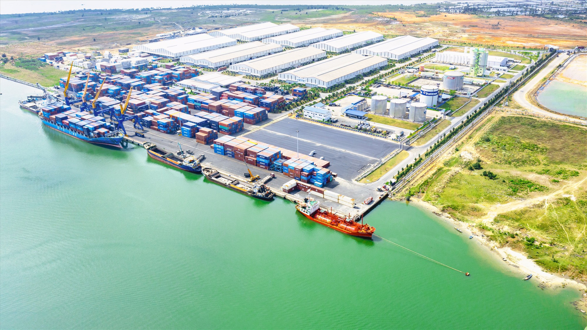 Cảng Chu Lai - cửa ngõ giao thương hàng hóa của Miền Trung Việt Nam.