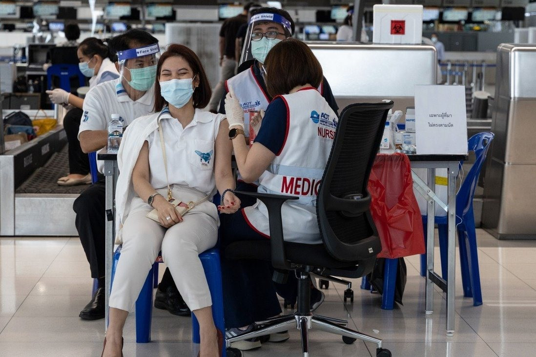 Nhân viên sân bay tại Thái Lan tiêm ngừa Covid-19. Ảnh: Bloomberg