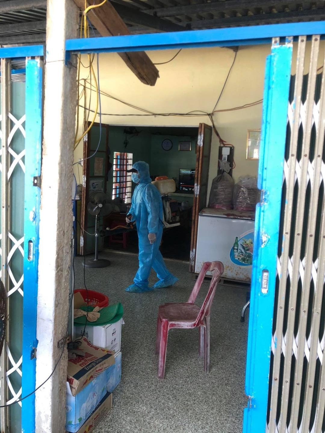 Ngành y tế huyện Núi Thành đã tổ chức phun thuốc khử khuẩn tại quán Cây Bàng và khu vực lân cận. Ảnh: TTNT