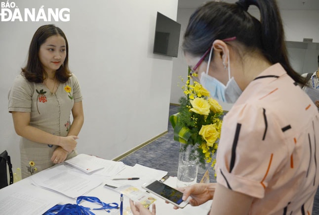 Ngành du lịch thành phố khuyến khích các doanh nghiệp du lịch ứng dụng công nghệ thông tin để phát triển các sản phẩm du lịch thông minh. Trong ảnh: Đại biểu đang quét QRcode để lấy tài liệu tại Tọa đàm giải pháp khôi phục và phát triển du lịch do Quỹ xúc tiến phát triển du lịch thành phố tổ chức đầu tháng 4-2021.Ảnh: NHẬT HẠ