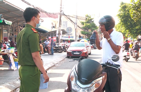 Công an quận Hải Châu tuyên truyền để người dân ý thức đeo khẩu trang phòng bệnh.Ảnh: Việt Thành