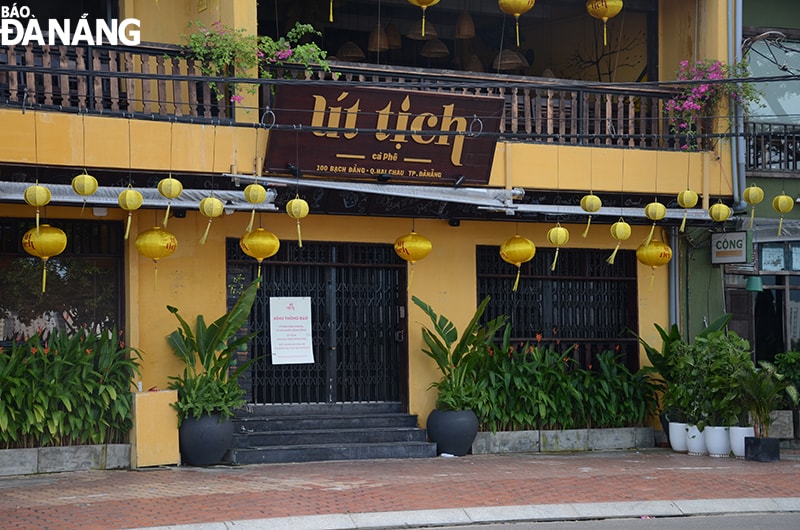 Bình thường quán cà phê trên đường Bạch Đằng này rất đông khách, tuy nhiên, đến trưa ngày 7-5 quán đã ra thông báo tạm dừng để phòng chống dịch. Ảnh: THU HÀ.