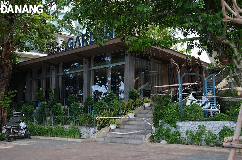 Quán cà phê này cũng chăng dây, dừng bán hàng để phòng chống dịch. Ảnh chụp đường Bặc Đằng trưa 7-5. Ảnh: THU HÀ