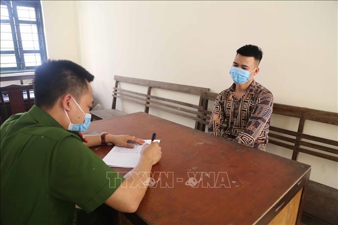Đối tượng Nguyễn Văn Huyên tại cơ quan điều tra. Ảnh: Thanh Thương/TTXVN
