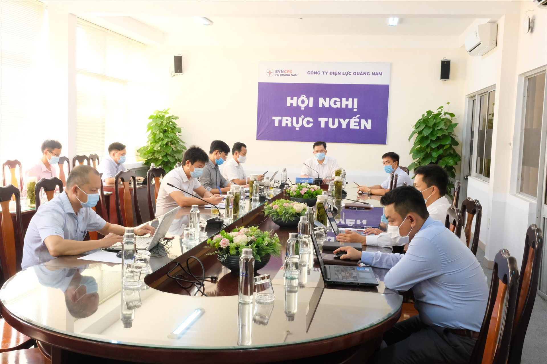 Từ ngày 06/05/2021, PC Quảng Nam triển khai phương án sản xuất kinh doanh, đảm bảo cấp điện phòng chống dịch Covid-19. Ảnh: V.H