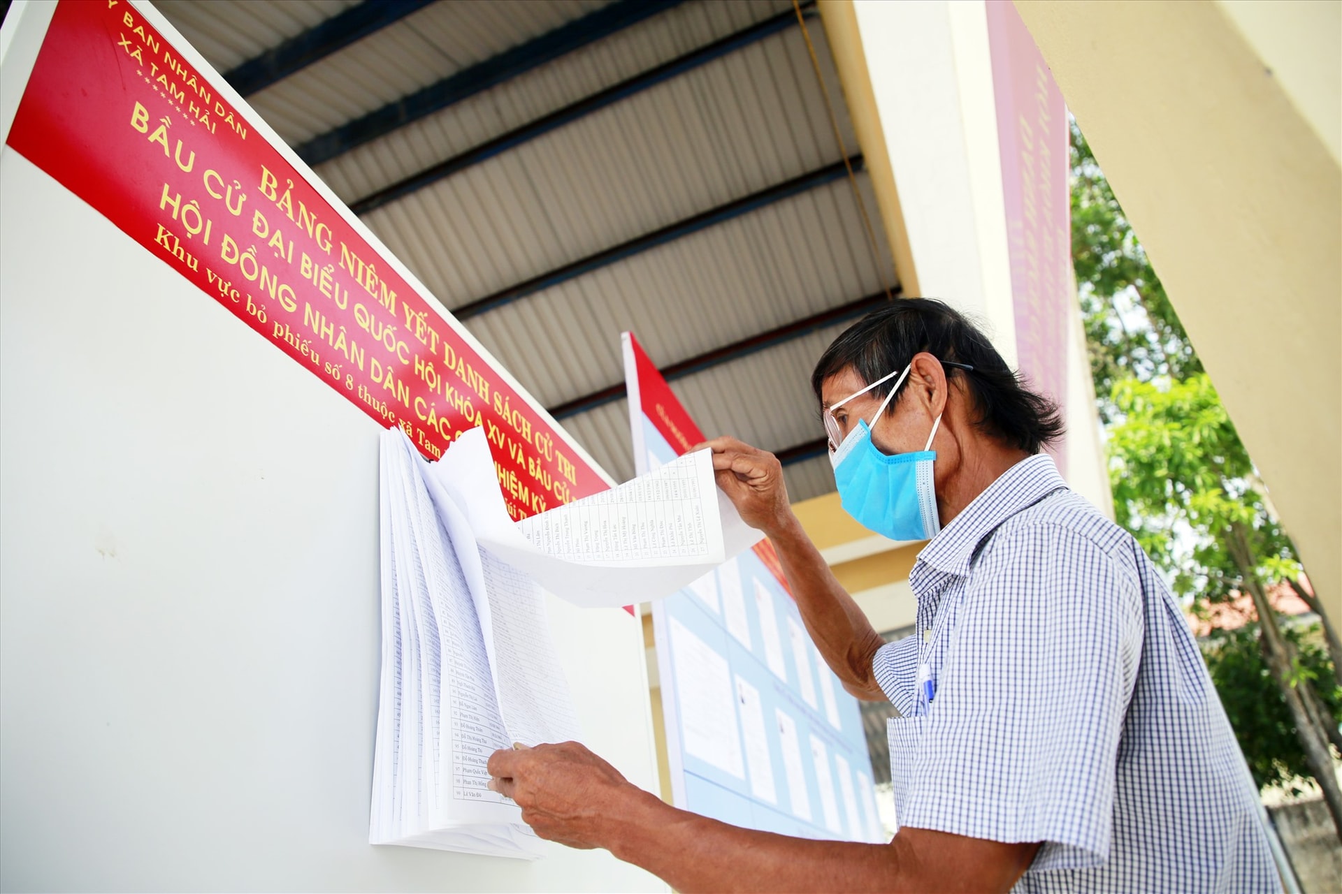 Cử tri thôn Tân Lập (xã đảo Tam Hải, Núi Thành) theo dõi thông tin tại khu vực bỏ phiếu số 8.