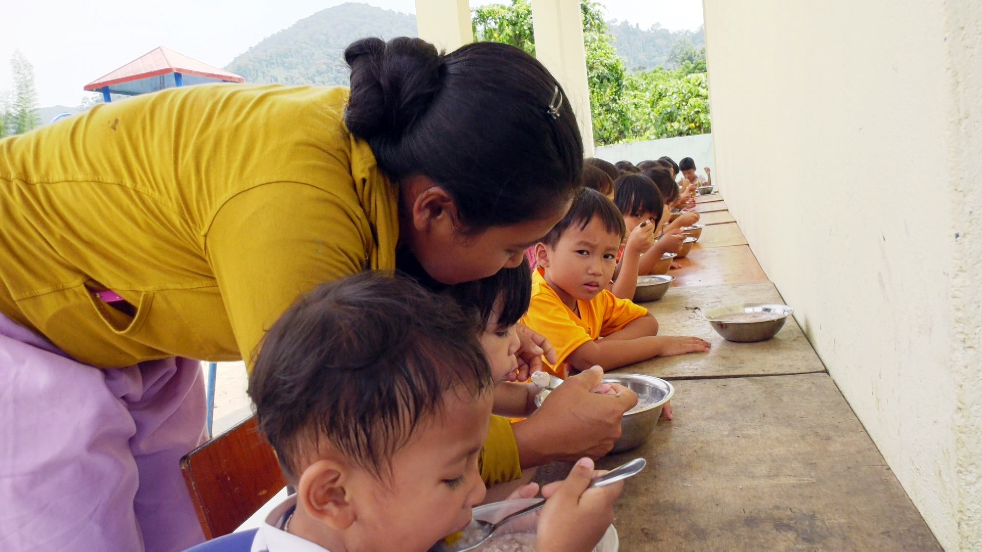 Bữa ăn trưa của các cháu mẫu giáo thôn Pa Lan, xã La Ê, huyện Nam Giang. Ảnh: V.T