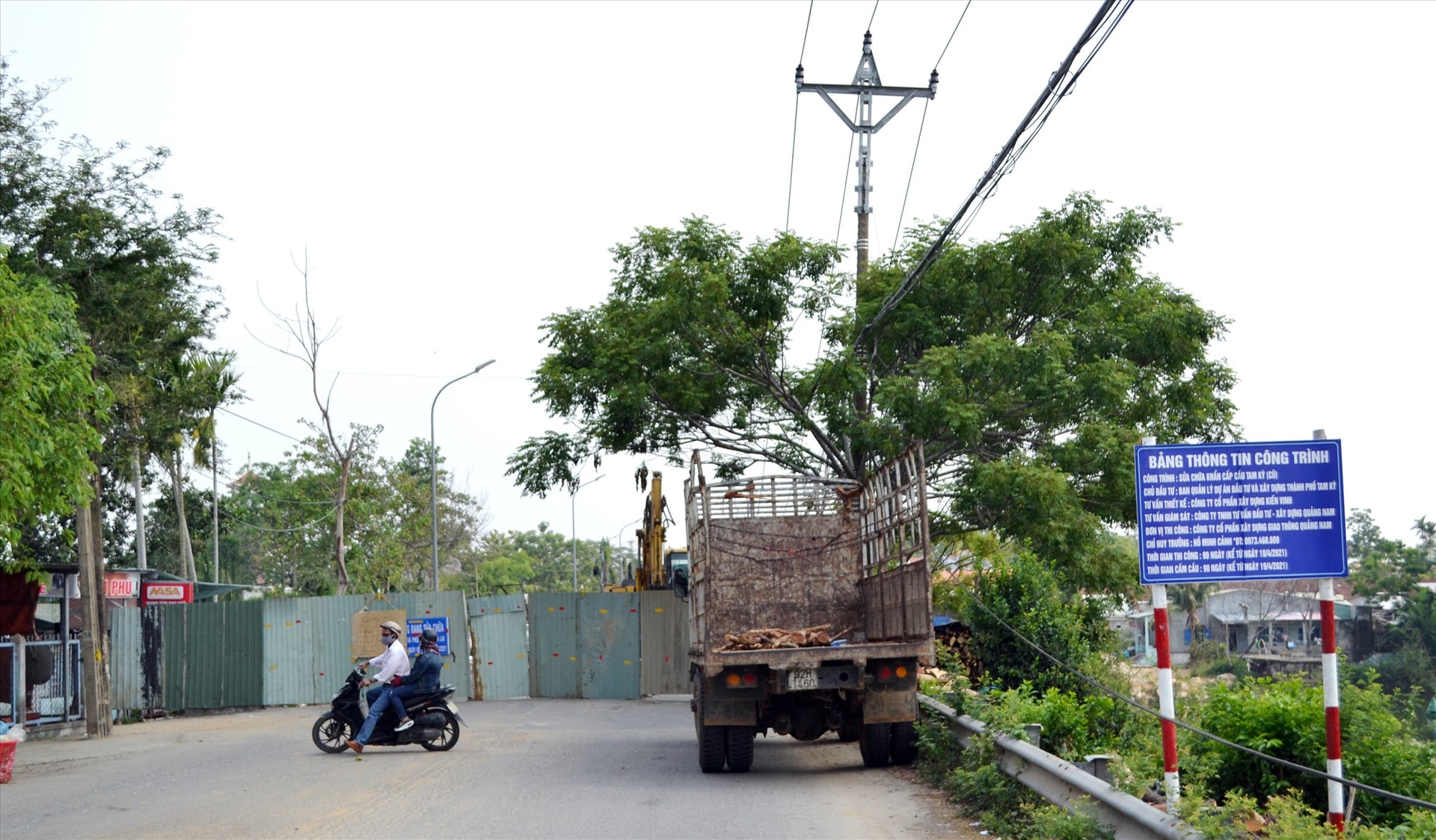 Cầu Tam Kỳ cấm các phương tiện lưu thông để sửa chữa. Ảnh: C.T