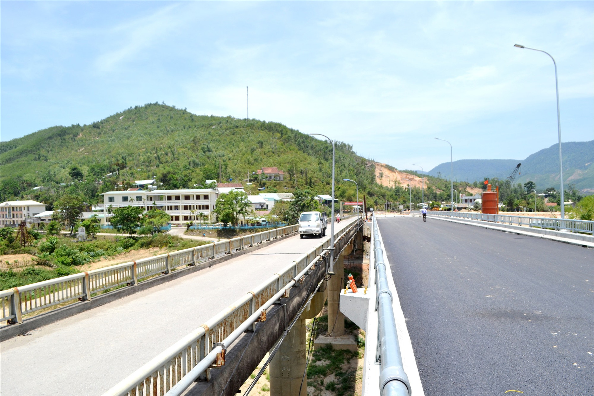 Cầu mới Nông Sơn nằm kẹp với cầu cũ. Ảnh: CT