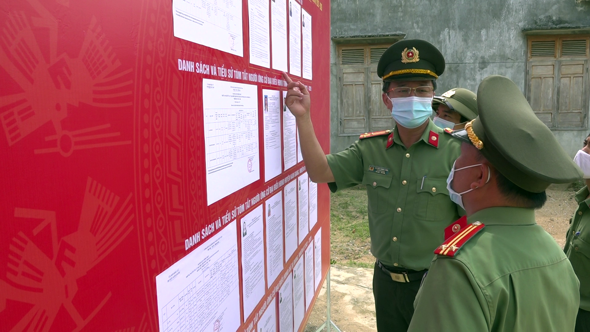 Thượng tá Nguyễn Thành Long kiểm tra điểm bầu cử tại thôn Ga-Lêê, xã Tà Bhing.