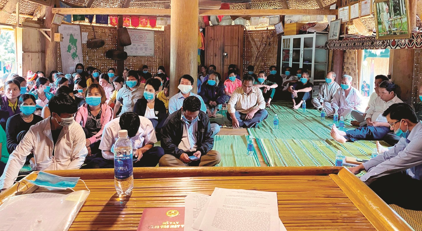 Một cuộc họp lấy ý kiến cử tri được thực hiện trong gươl truyền thống của đồng bào huyện Tây Giang.