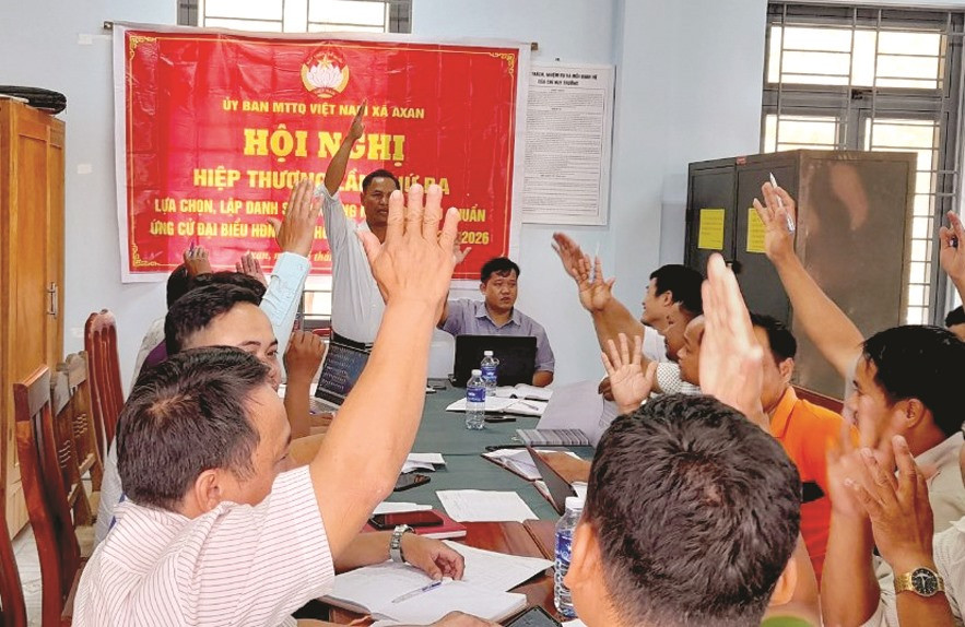 Cử tri Tây Giang biểu quyết danh sách ứng cử viên trong hội nghị tiếp xúc cử tri lần thứ 3.