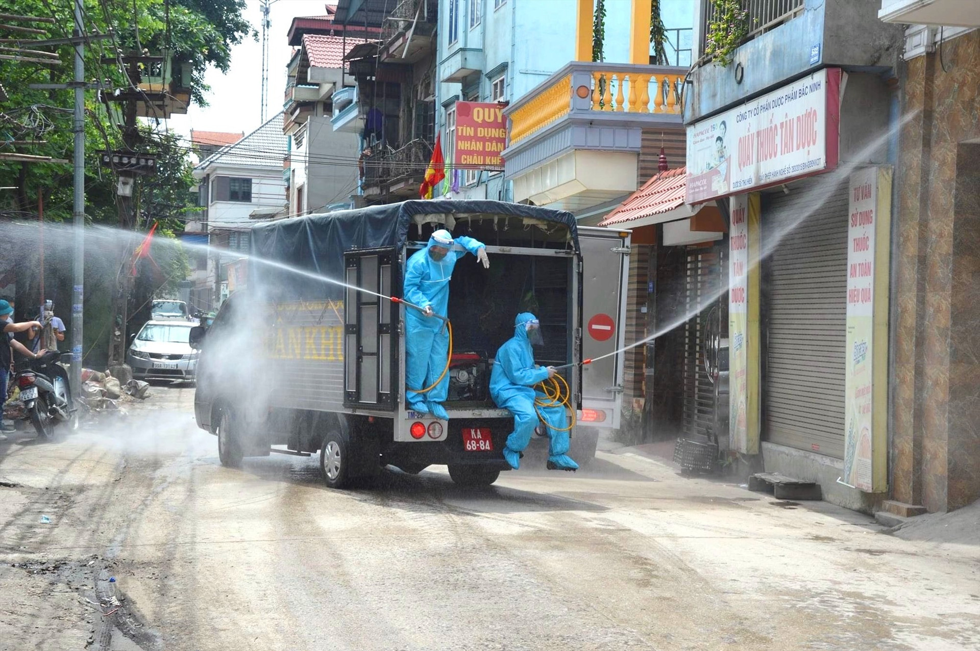 Lực lượng chức năng tiến hành phun khử khuẩn phòng chống COVID-19 tại Bắc Ninh