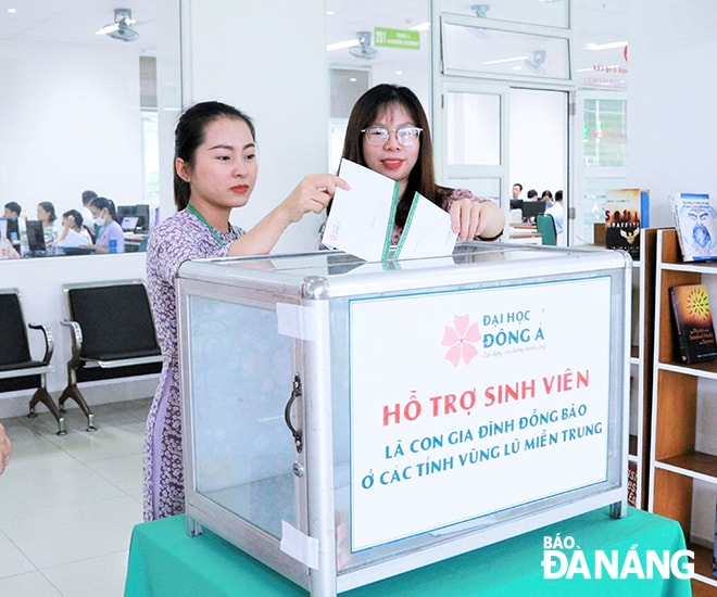 Trường Đại học Đông Á tổ chức quyên góp hỗ trợ sinh viên con các gia đình ở vùng lũ miền Trung, qua đó xây dựng môi trường học tập lành mạnh, nơi những con người luôn yêu thương, quan tâm lẫn nhau. (Ảnh chụp tháng 11-2020)Ảnh: T.Y
