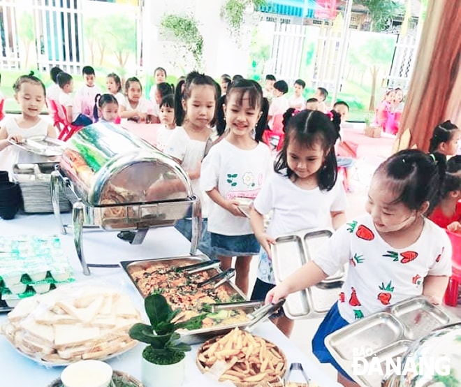 Với hình thức tổ chức buffet, trẻ sẽ hình thành được nhiều kỹ năng xã hội. (Ảnh chụp tại Trường Mầm non Bình Minh tháng 4-2021). Ảnh: HÀ TRẦN