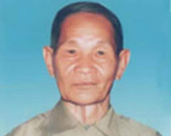 Nhà thơ Hoàng Cầm chế tạo ra bếp mang tên ông. (Ảnh tư liệu)