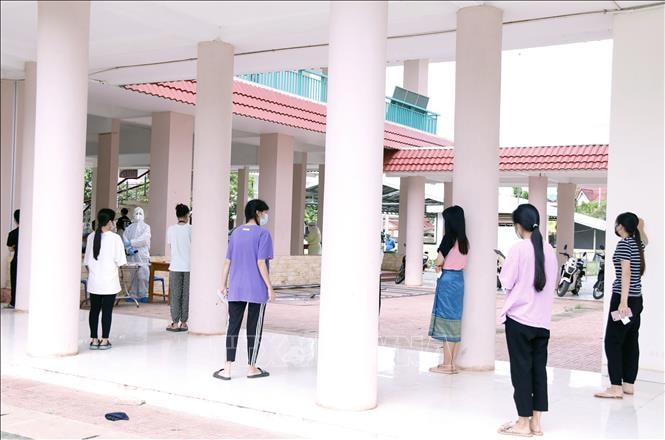 Hội người Việt Nam tại thủ đô Viêng Chăn phối hợp với Bộ Y tế Lào tổ chức điểm xét nghiệm dã chiến tại Ký túc xá sinh viên Việt Nam ở thủ đô Viêng Chăn, Lào. Ảnh: Phạm Kiên/Phóng viên TTXVN tại Lào