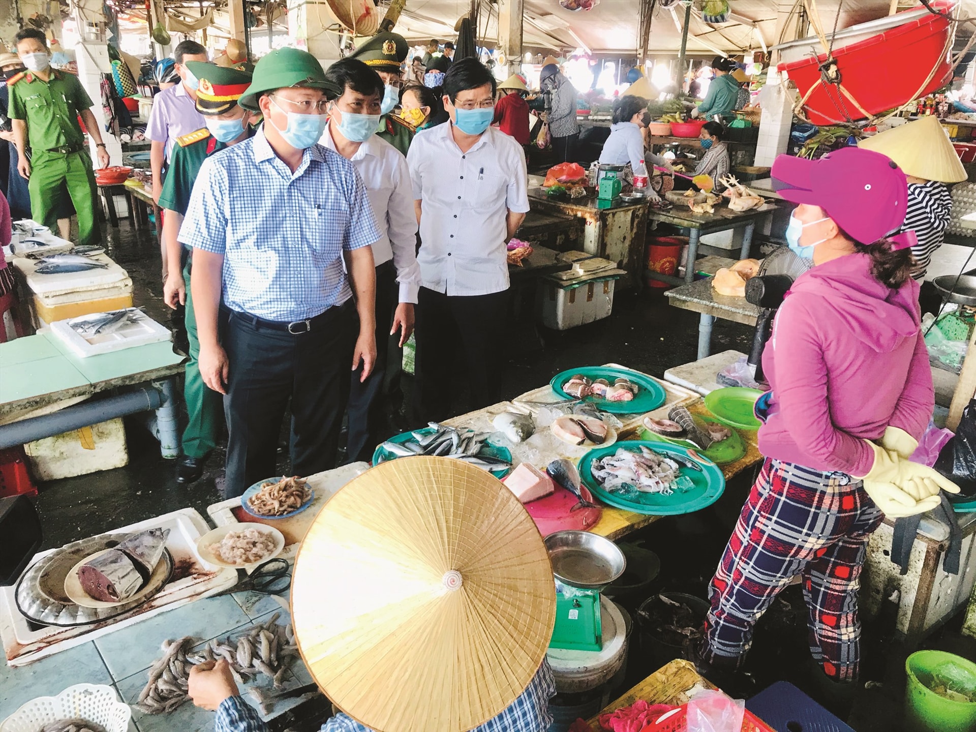 Chủ tịch UBND tỉnh Lê Trí Thanh kiểm tra việc thực hiện các biện pháp phòng dịch trong cộng đồng. Ảnh: H.T