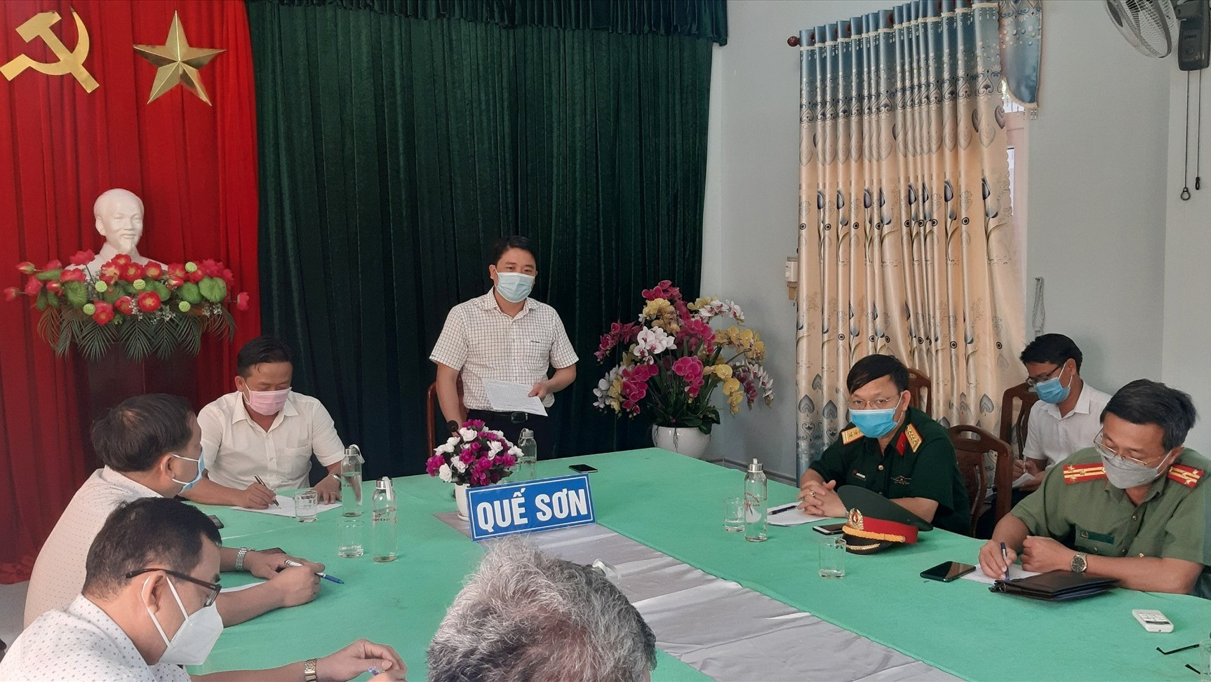 Phó Chủ tịch UBND tỉnh Trần Văn Tân phát biểu tại cuộc làm việc với lãnh đạo huyện Quế Sơn chiều nay 8.5. Ảnh: P.S