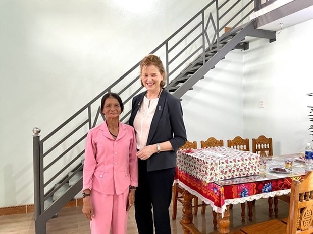 Luu Thi Phuong in Quang Nam province's Que Thuan commune (left) and UNDP Resident Representative in Vietnam Caitlin Wiesen stand inside the house she received last week. (Photo courtesy of UNDP)