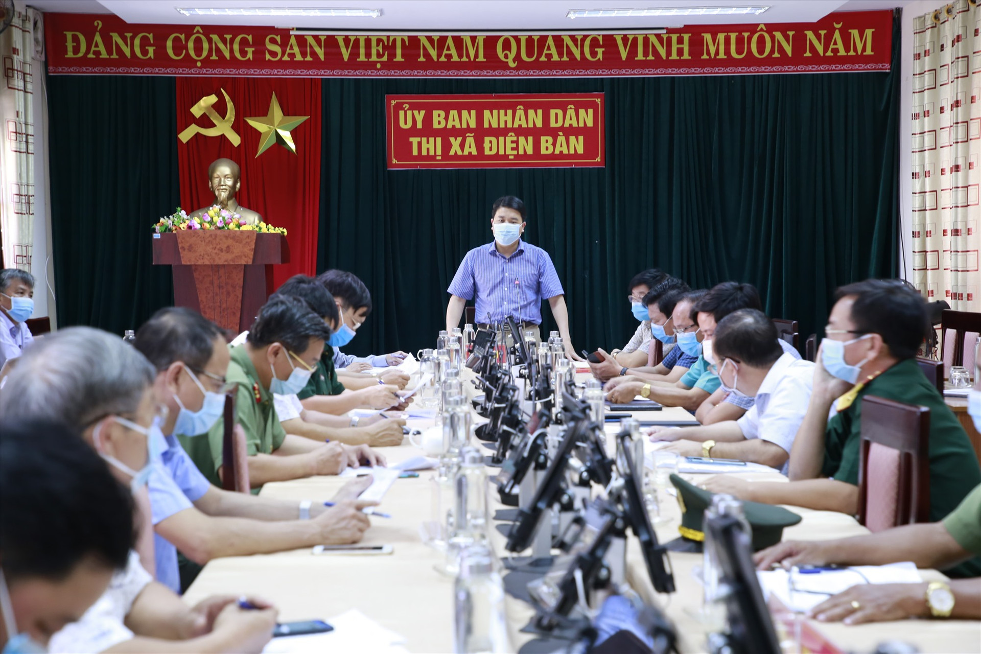 Phó Chủ tịch UBND tỉnh Trần Văn Tân phát biểu tại buổi làm việc với chính quyền thị xã Điện Bàn chiều nay, ngày 9.5. Ảnh: T.C