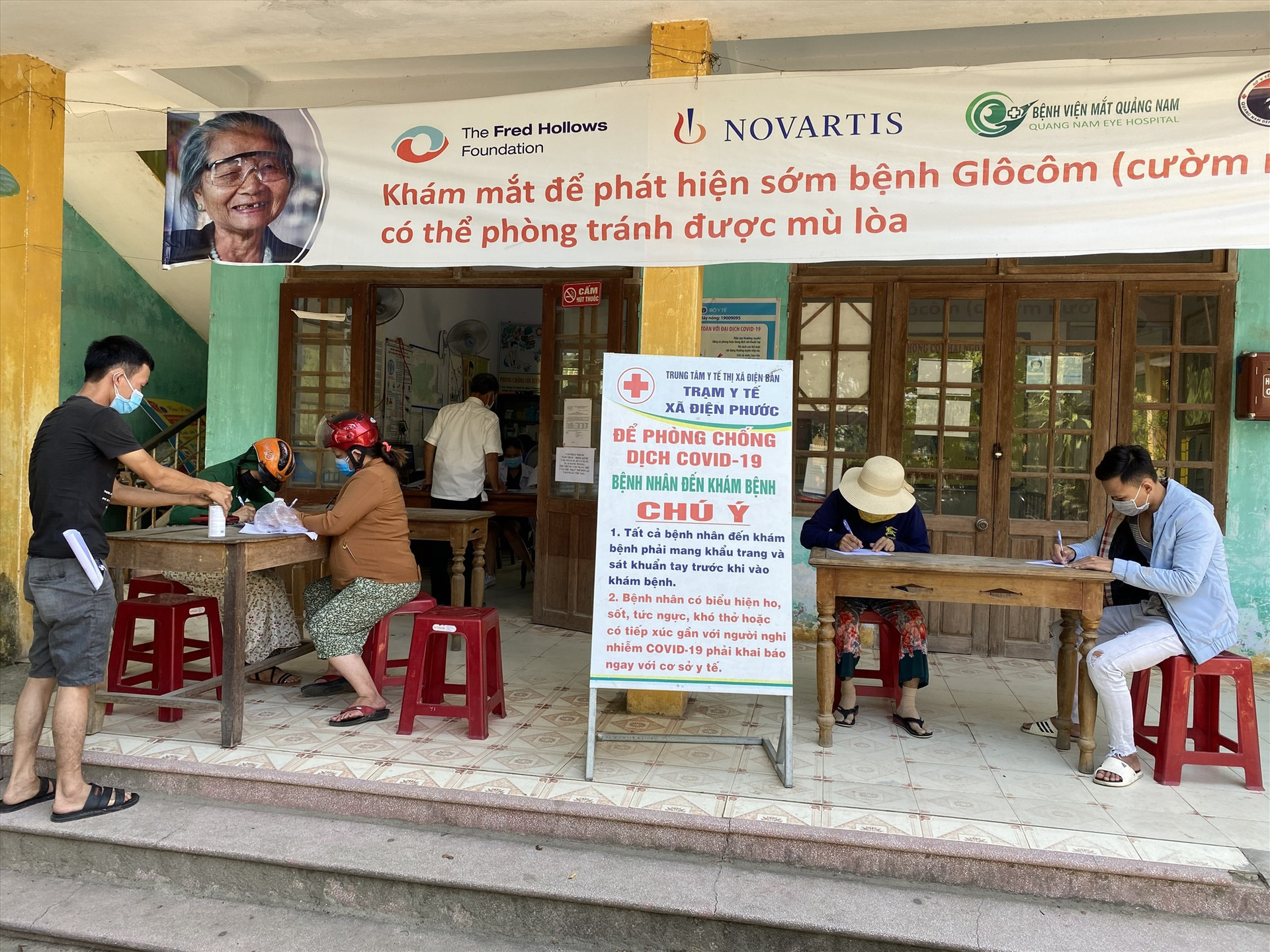 Người dân đến Trạm Y tế xã Điện Phước (Thị xã Điện Bàn) khai báo y tế trong sáng ngày 9.5. Ảnh: Quang Hà