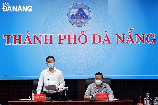 Bí thư Thành ủy Nguyễn Văn Quảng (trái) chỉ đạo tại cuộc họp phòng, chống Covid-19 chiều 10-5. Ảnh: PHAN CHUNG