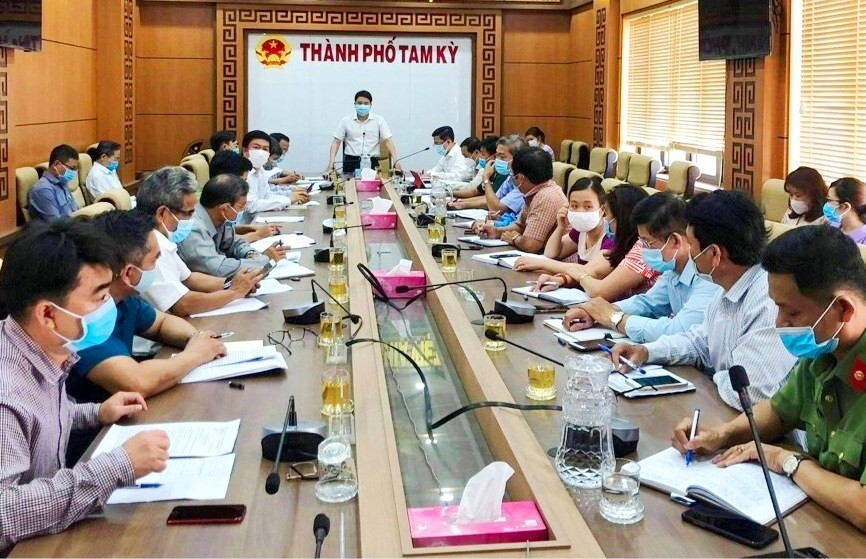 Phó Chủ tịch UBND tỉnh Trần Văn Tân chủ trì buổi làm việc với TP. Tam Kỳ trong sáng nay 10.5. Ảnh: X.H