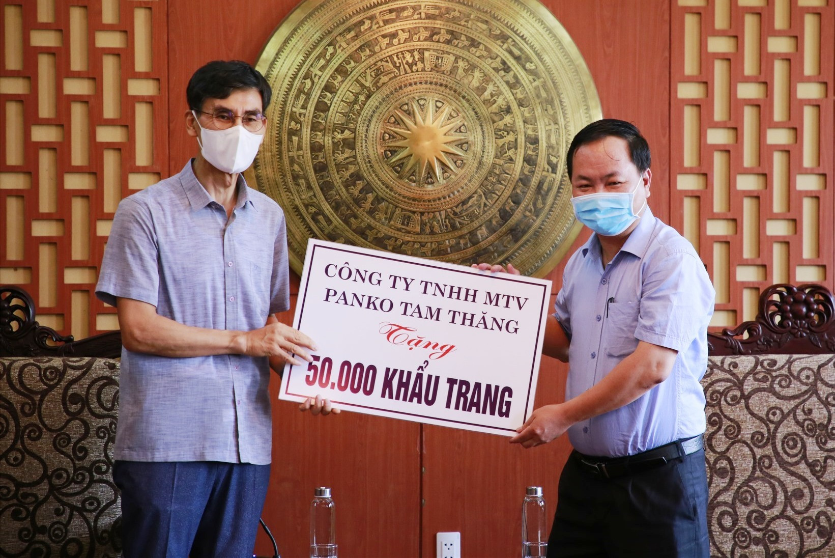 Ông Han Chul Joon - Tổng Giám đốc điều hành Công ty TNHH MTV Panko Tam Thăng tặng 50.000 khẩu trang khử khuẩn cho tỉnh Quảng Nam. Ảnh: T.C