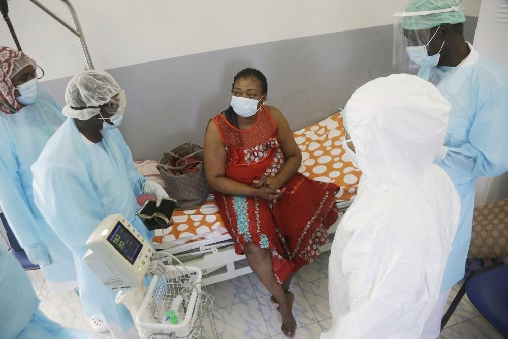 Tại một bệnh viện chăm sóc và điều trị bệnh nhân Covid-19 ở Chad. Ảnh: AP