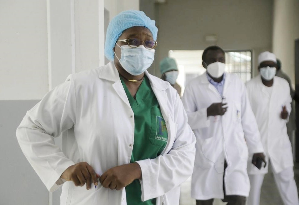 Bác sĩ Oumaima Djarma tại bệnh viện thủ đô Chad. Ảnh: AP