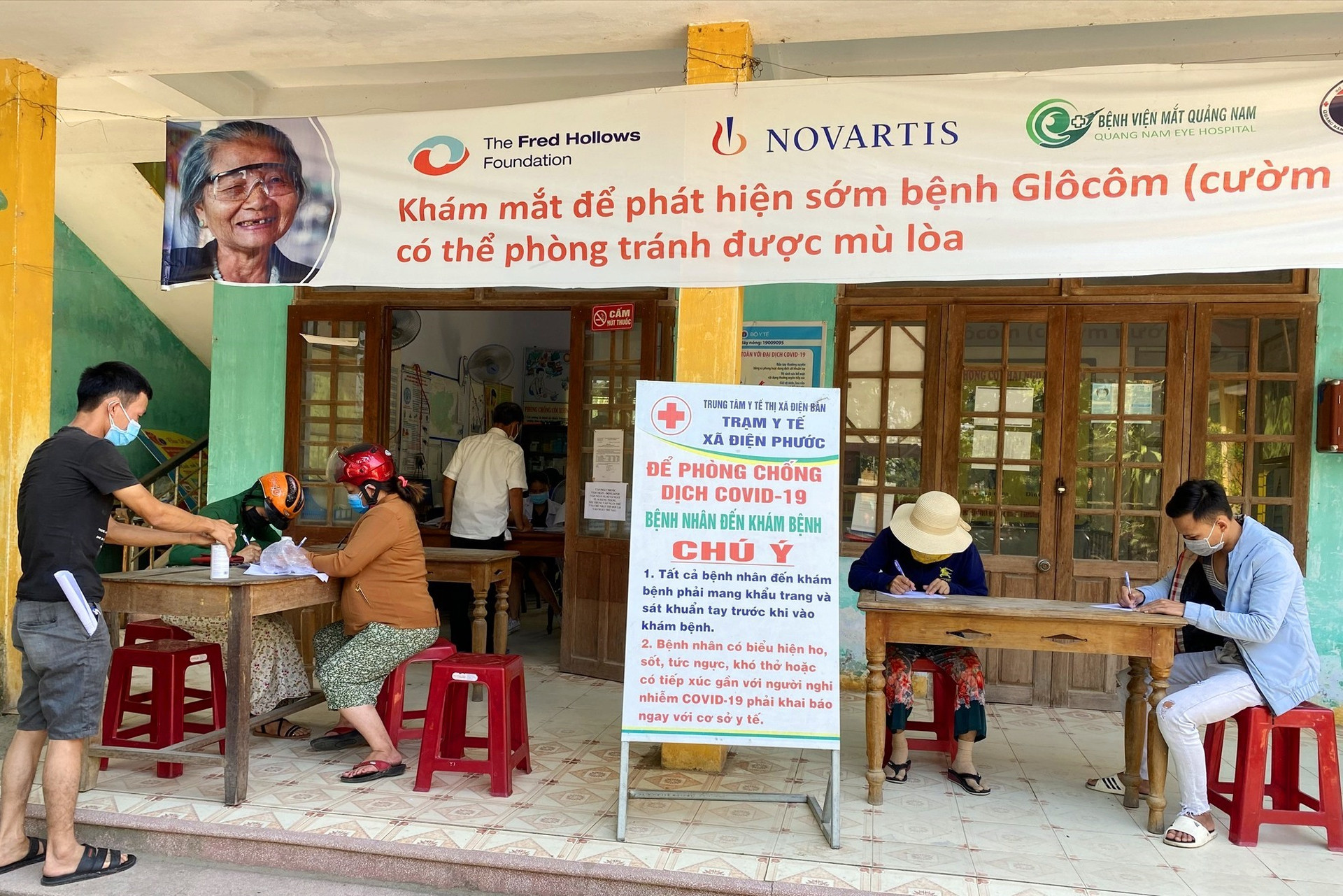 Người dân đến Trạm Y tế xã Điện Phước (Điện Bàn) khai báo y tế vào sáng nay 9.5. Ảnh: QUANG HÀ