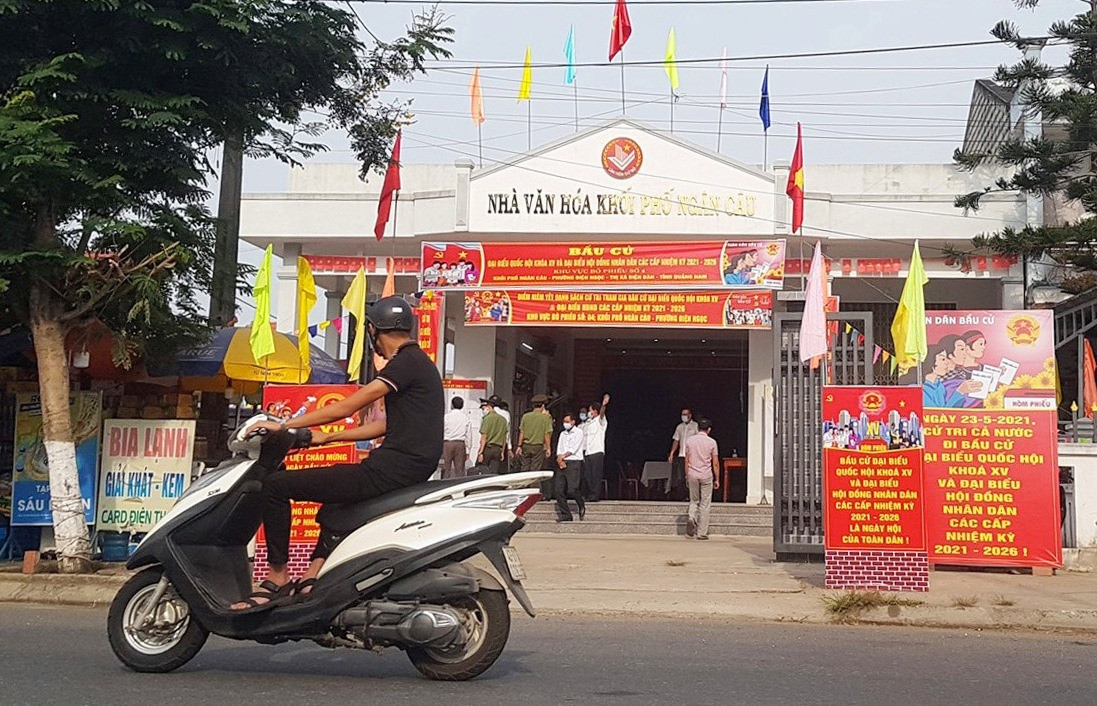 Công tác tuyên truyền trực quan đã được thực hiện tại các khu vực bỏ phiếu ở Điện Bàn. Ảnh: D.L
