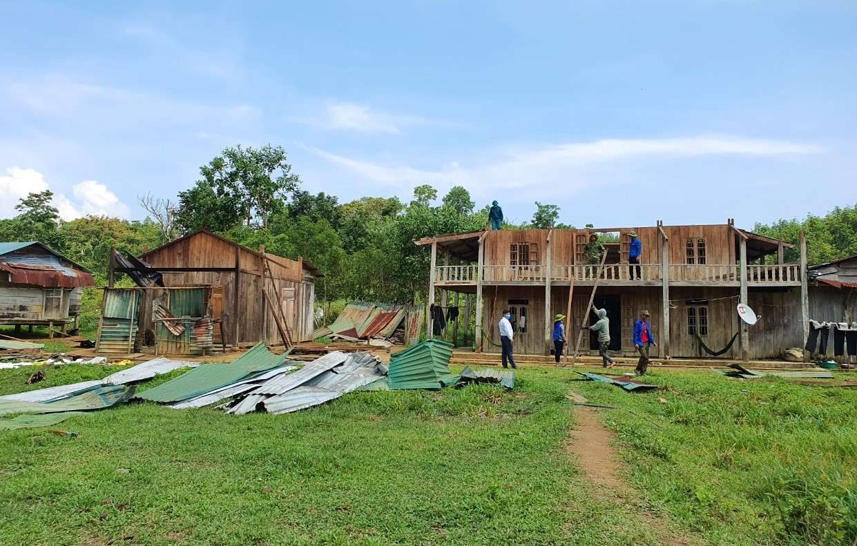 Một số căn nhà ở thôn Đắc Ró, xã Đắc Tôi, huyện Nam Giang bị tốc mái hoàn toàn. Ảnh: BÌNH AN