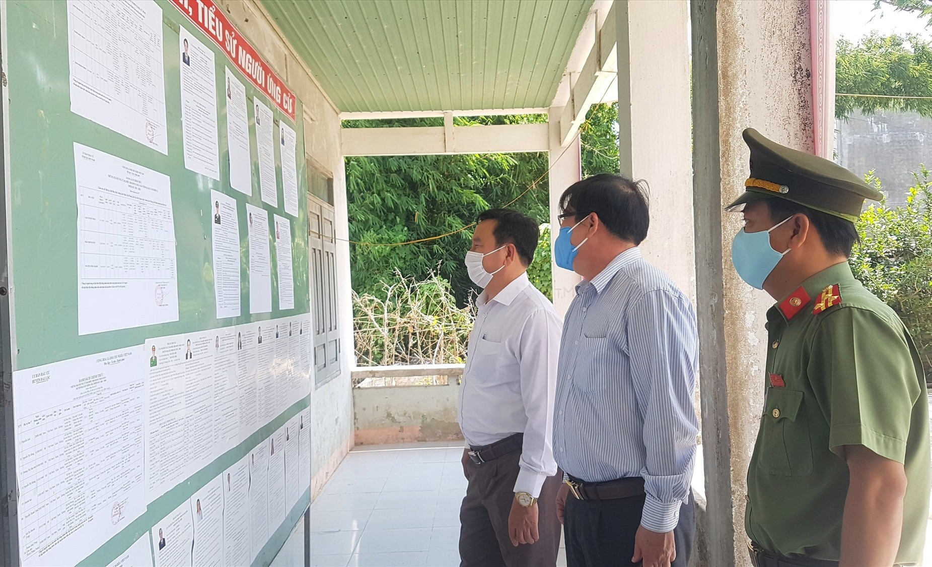 Đoàn kiểm tra giám sát kiểm tra việc niêm yết danh sách ứng cử viên, cử tri tại một điểm bầu cử ở Đại Lộc. Ảnh: D.L