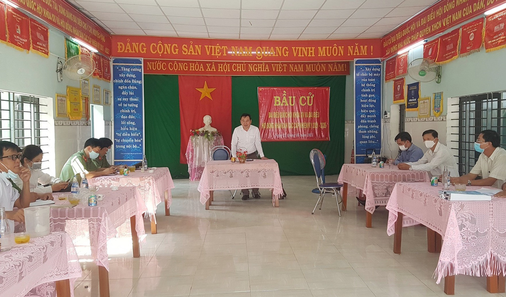 Đoàn kiểm tra làm việc với Ủy ban bầu cử xã Đại An, huyện Đại Lộc. Ảnh: D.L