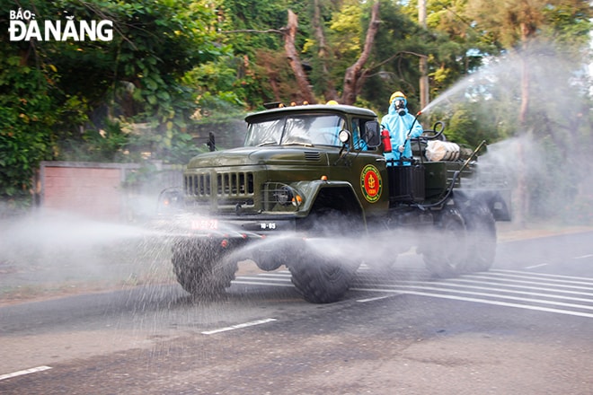 Sáng 12-5, Đội Y học dự phòng và Tiểu đoàn Phòng hóa 78 phun khử khuẩn Khu Công nghiệp An Đồn. Ảnh: XUÂN DŨNG